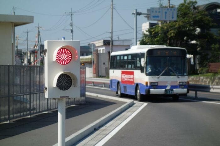 出発信号機。一般的な二灯式となり視認性が向上した