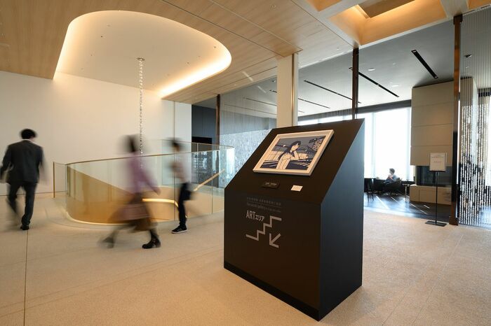 アートが出迎える広々とした空間