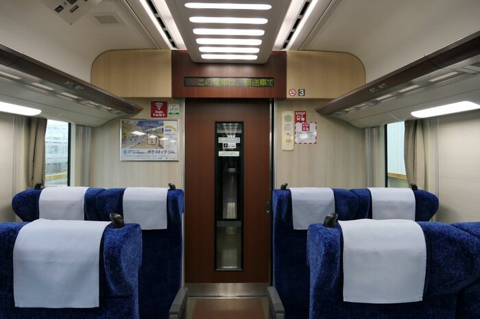 客室の車端部やドアは木目調のデザイン