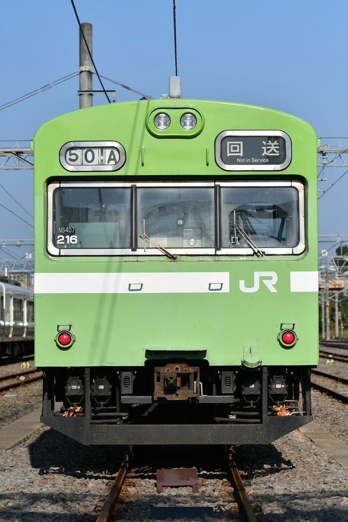 前面窓の周囲が銀色に光る