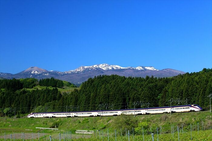 残雪と新緑の吾妻小富士を見て峠に挑む。