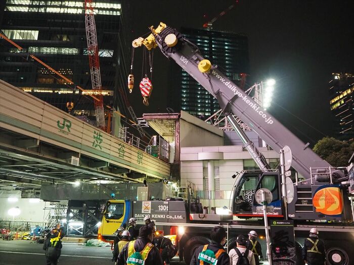 クレーンは資材運搬用。架道橋の移動はジャッキで行う