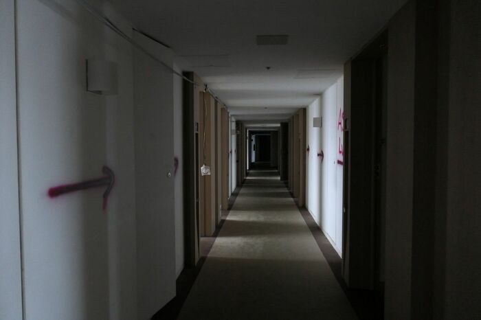 廊下も客室の窓から入る光だけが頼り