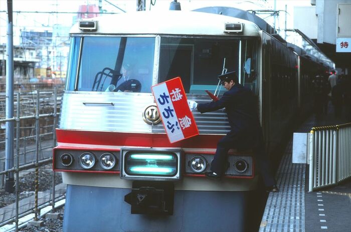 ヘッドマーク交換中の「レッドアロー」5000系