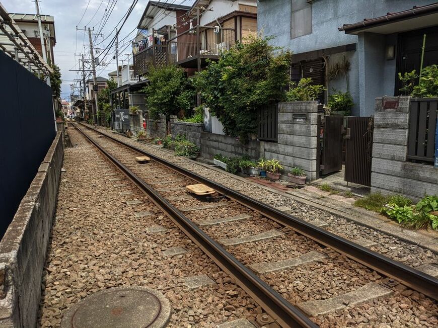 腰越付近。家の門は線路の目の前（筆者撮影）