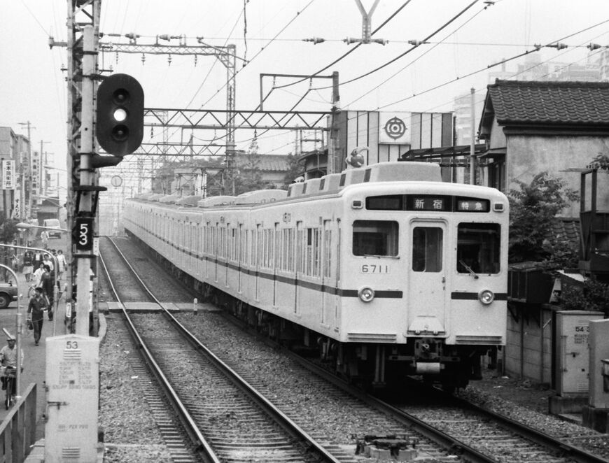 6000系の特急新宿行き。先頭車は分散型クーラー搭載車（撮影：南正時）