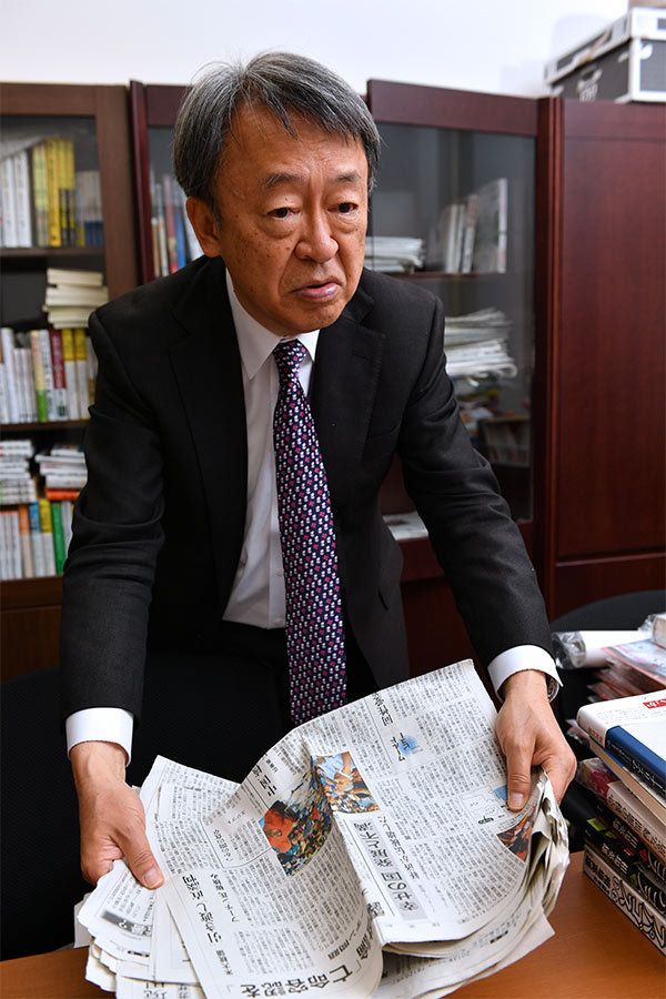 池上氏が毎日、目を通す新聞は11紙（池上氏の研究室にて。撮影：風間 仁一郎）