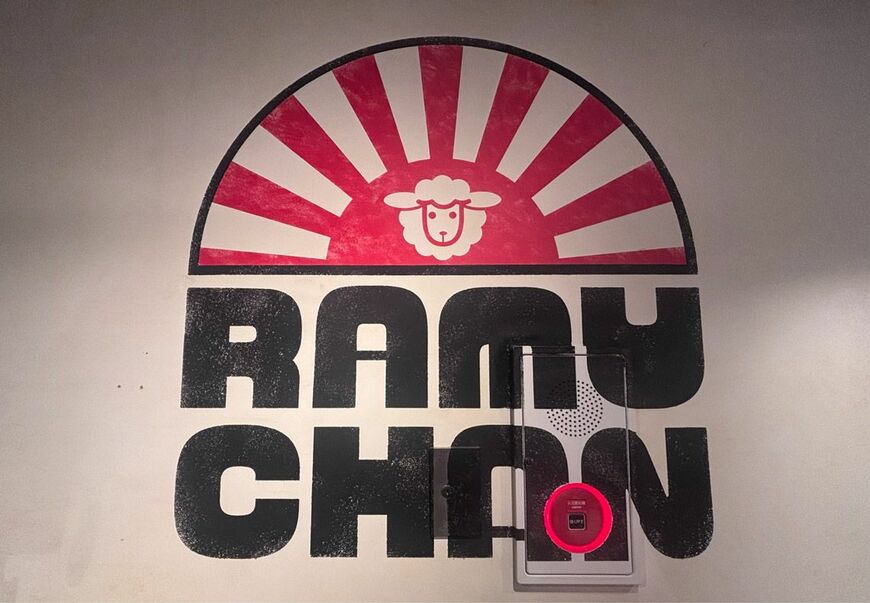 「大衆ジンギスカン酒場 ラムちゃん」横浜店・店内のロゴ