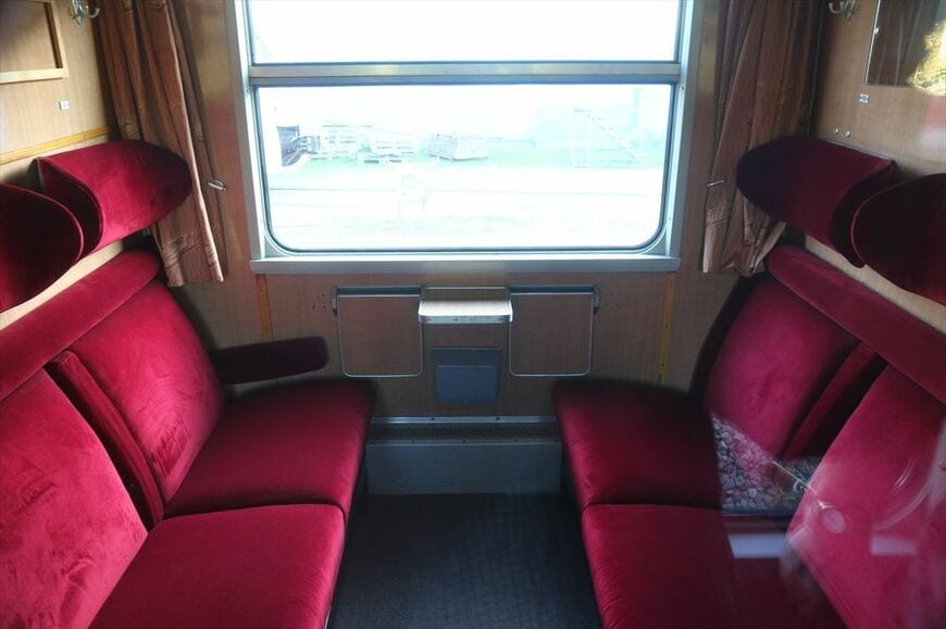 1等車は重厚な椅子のコンパートメント（撮影：橋爪智之）