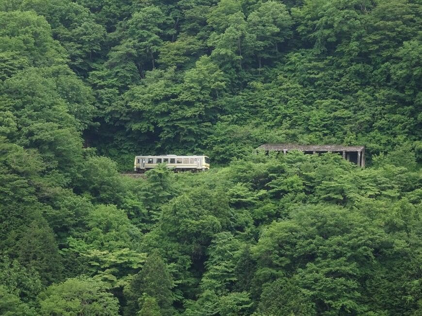 山深い中を走る木次線（撮影：南正時）