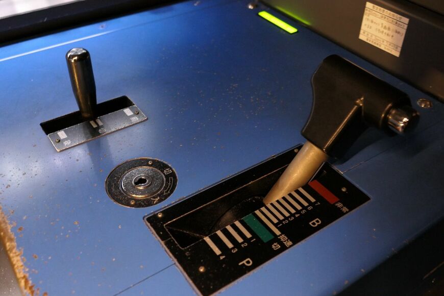 加速やブレーキはこのハンドルで調整する（記者撮影）