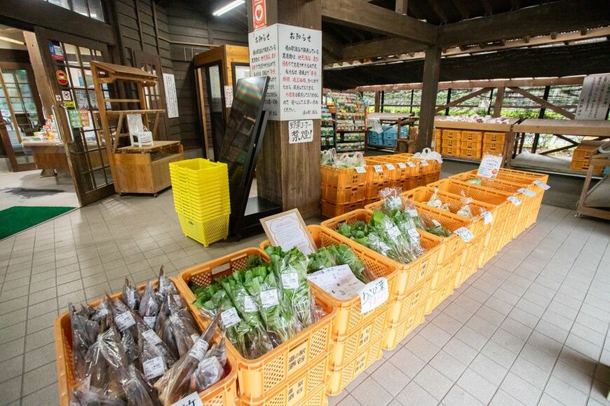 野菜や果物、山菜類は入り口付近に並ぶ（筆者撮影）
