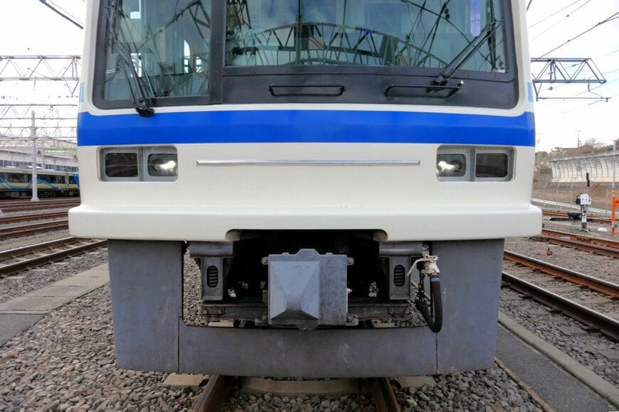 前面の下部。バンパーのような出っ張りと連結器のカバーが特徴だ（記者撮影）