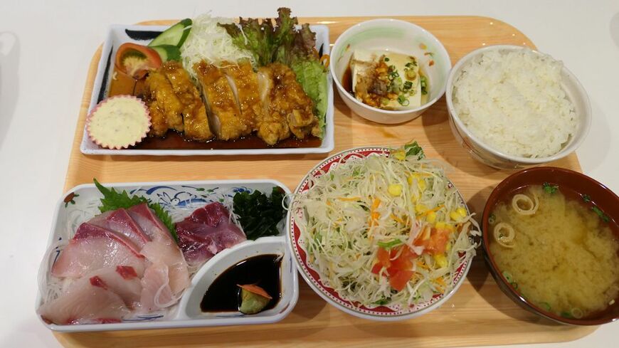 夜行フェリーは食事も豪華だ。写真は「阪九フェリー」（筆者撮影） 