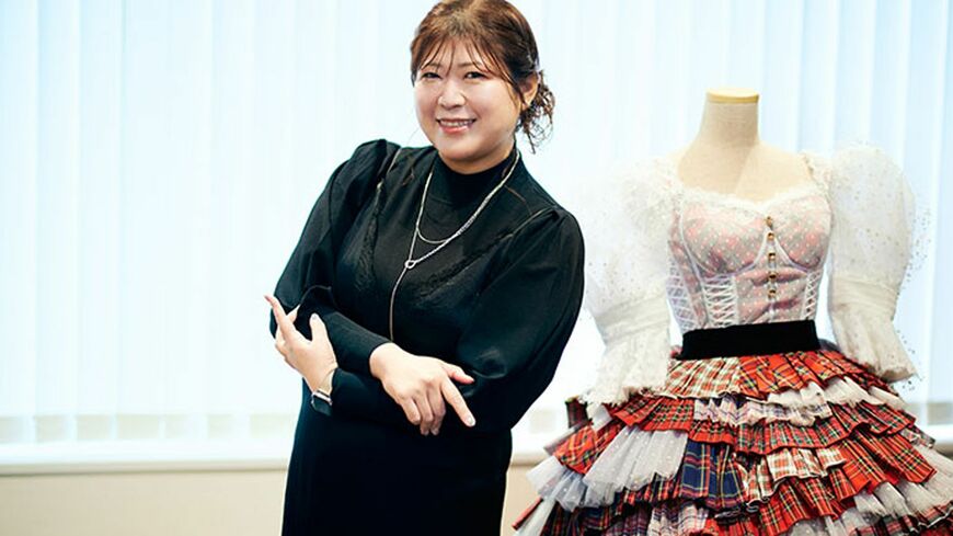 ｢アイドル衣装の天才｣として名高い、茅野しのぶさん。かつては「衣装デザイナー失格」と思うほどの挫折を味わったといいます。どうやってその挫折を乗り越え、プロとして唯一無二のポジションを築き上げることができたのでしょうか（写真：洞澤 佐智子（CROSSOVER））