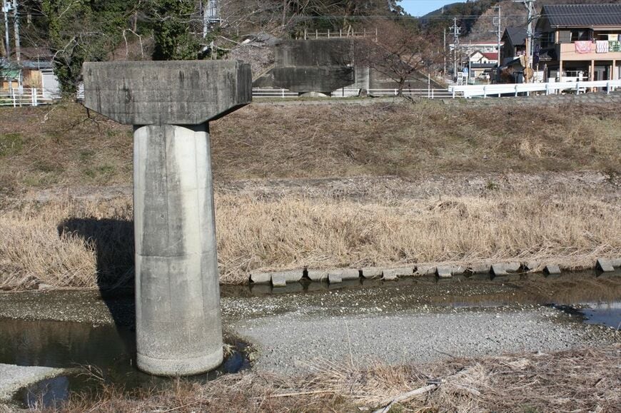 遠江二俣―山東間：二俣川の河川敷に橋脚が1本取り残されている（筆者撮影）