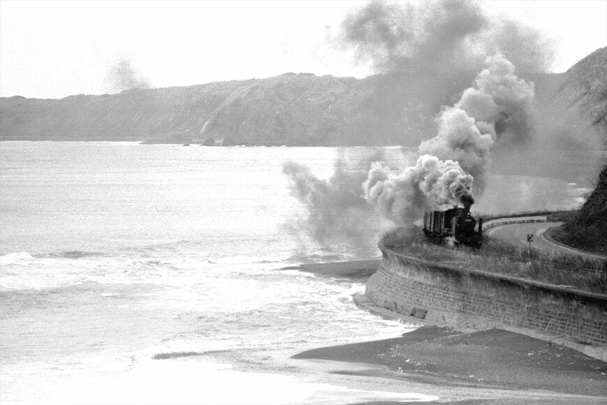 日本海に沿って力走する8620形牽引の列車（撮影：南正時）