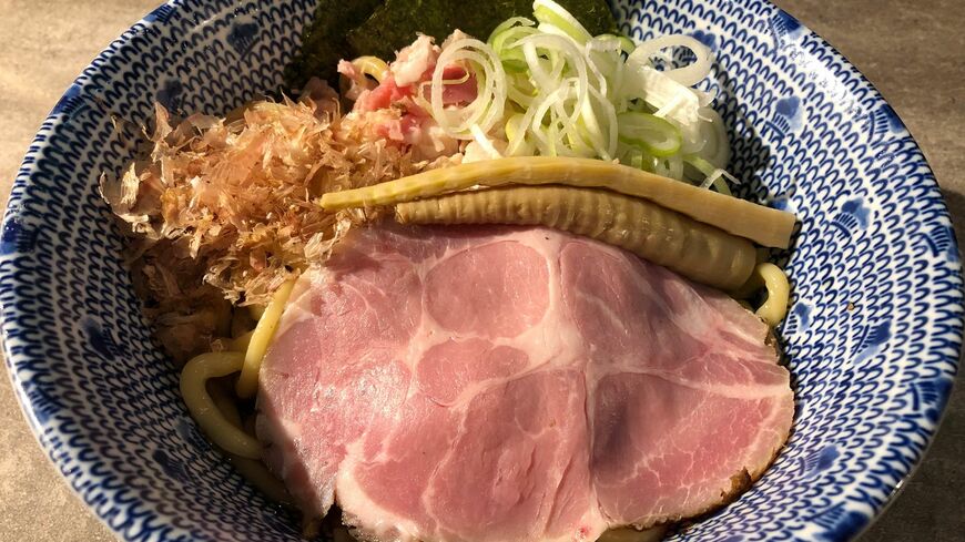 今、早稲田で油そばがアツい。理由を探ってみると、昨今の原材料高騰を背景にした「学生街」ならではの実情が色々と見えてきた。なお、写真は「油SOBA専門店 図星」の「油そば 並」（880円）（筆者撮影）