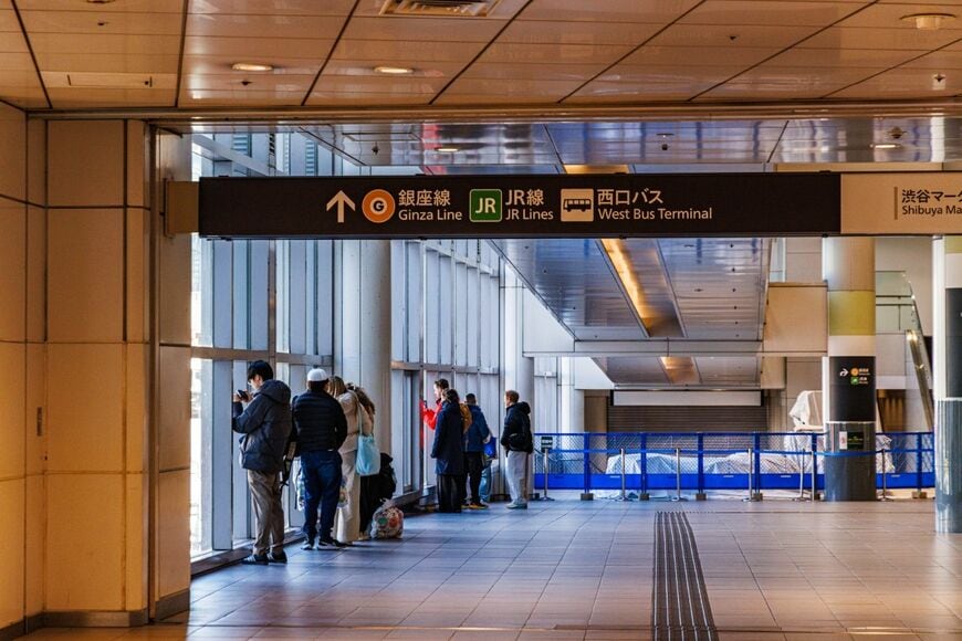 連絡通路にはスクランブル交差点を見下ろす外国人観光客の姿も（撮影：鼠入昌史）