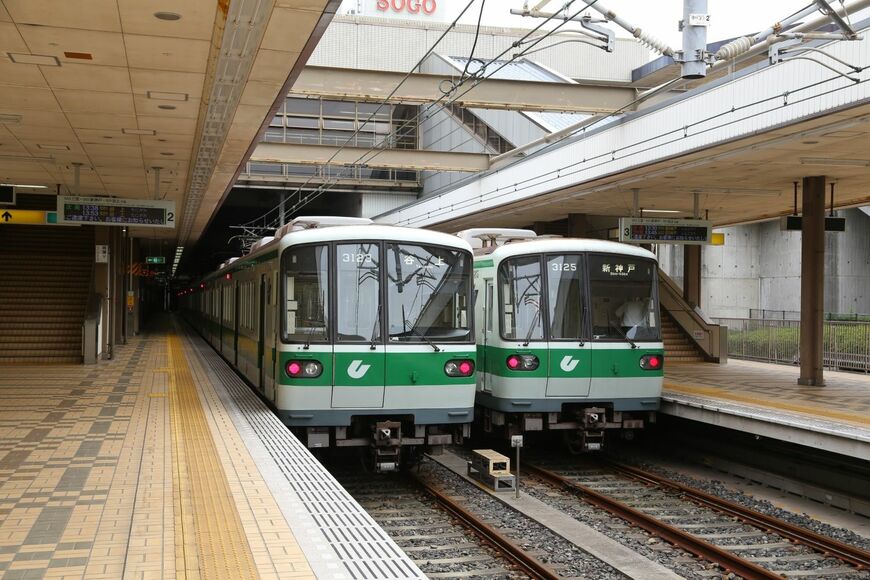 西神中央駅に停車する「3000形」。2021年に引退した＝2016年（神戸市提供）