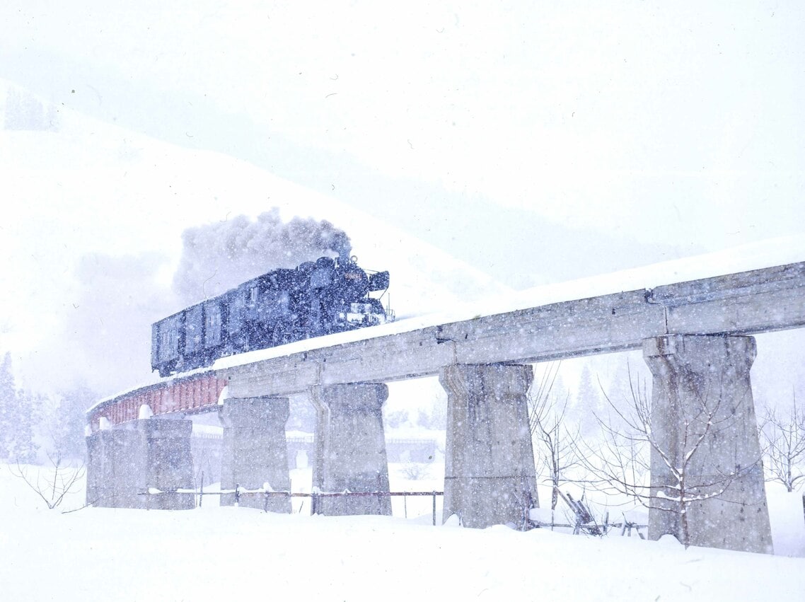 豪雪の叶津川橋梁を行く蒸機牽引の貨物列車