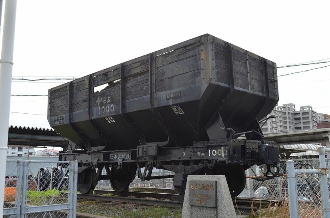 若松駅前で保存されている石炭車のセム1