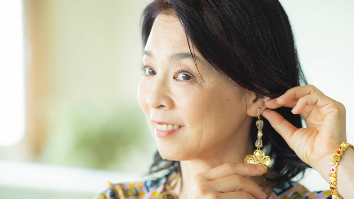 年を取ったら、薄化粧程度でもいいから身なりに気をつかうといいという(写真:Ushico/PIXTA)