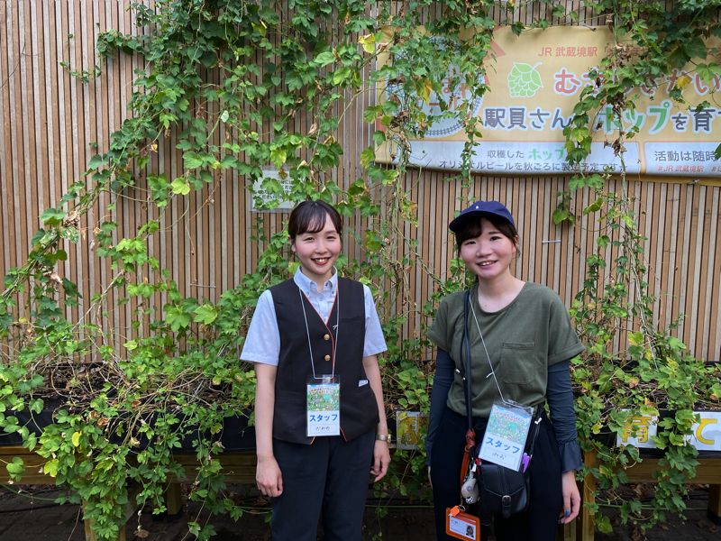 育てているホップの前に立つ河野沙耶さん（写真左）と村松美桜さん（写真右）（筆者撮影）