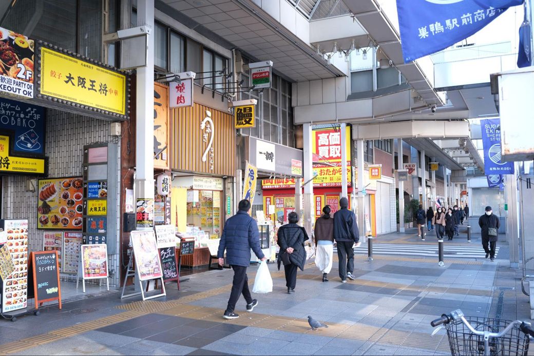 巣鴨駅前の商店街