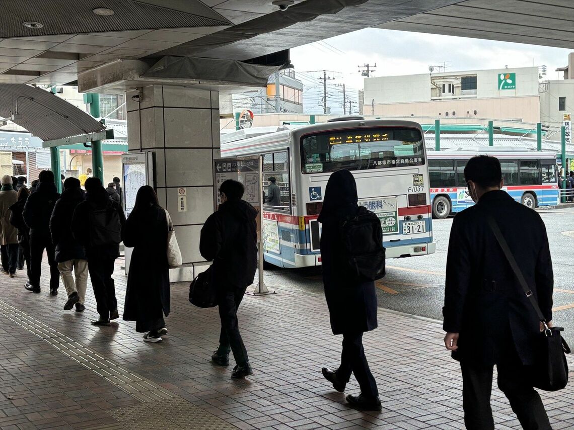 水曜日、午前8時半過ぎのバス乗り場の様子（筆者撮影）