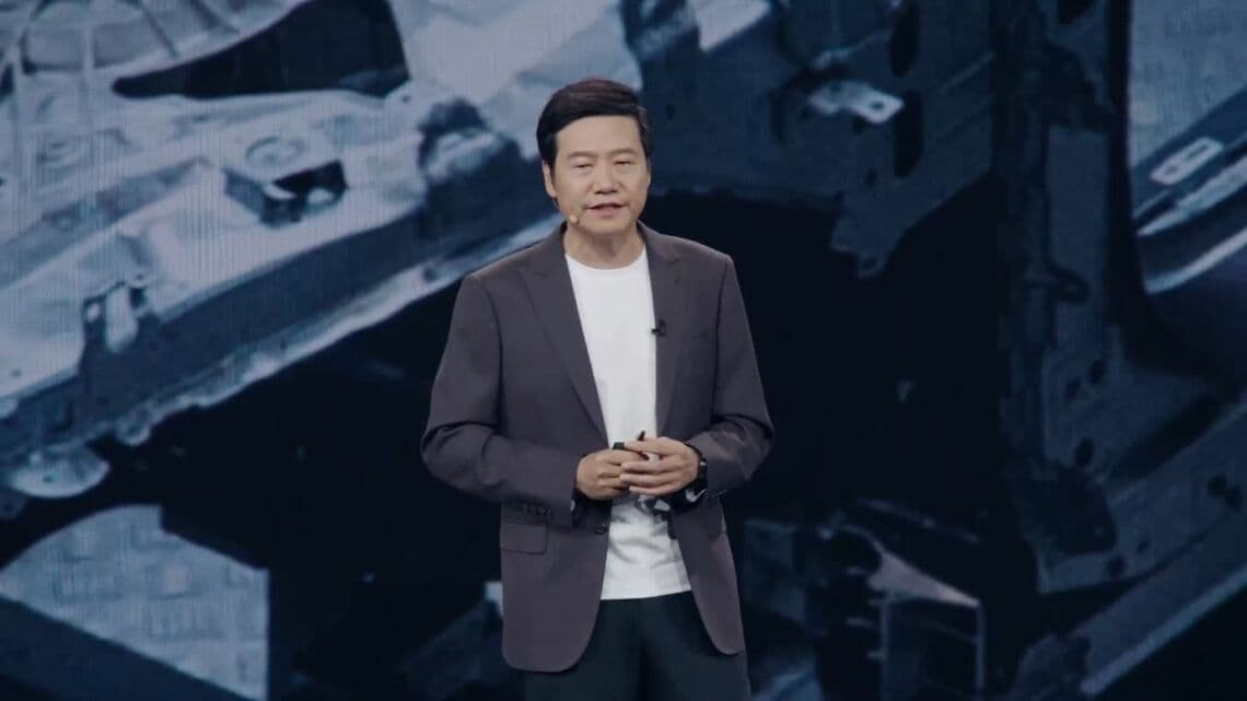 9月25日、毎年恒例の年次講演で「ハードテック企業」としての位置づけをアピールするシャオミの雷軍CEO（同社SNS動画より）