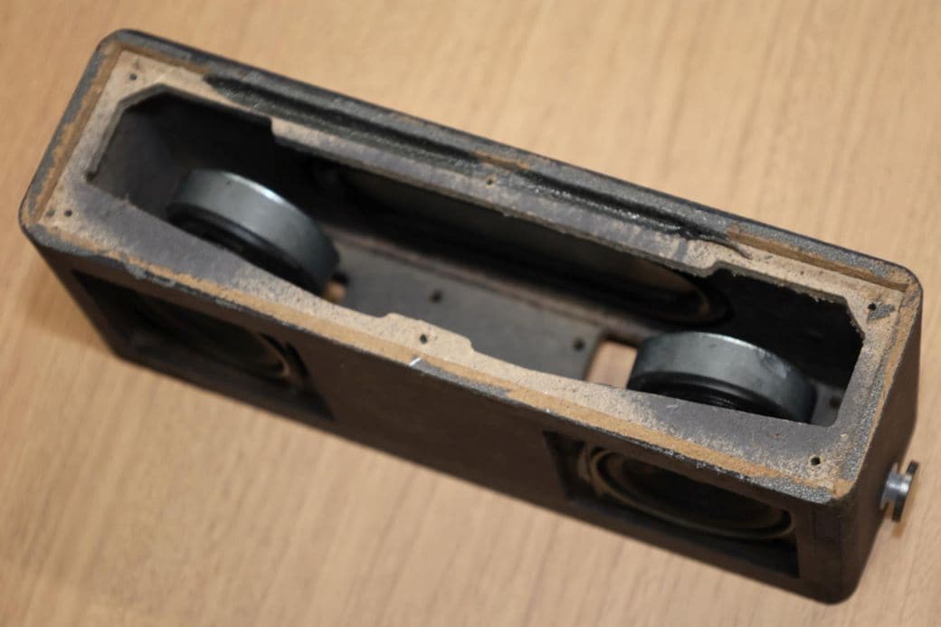 本体は共振の少ないMDF製で、5Wのスピーカー2つを少し外側に向けてマウントしている（写真：筆者撮影）