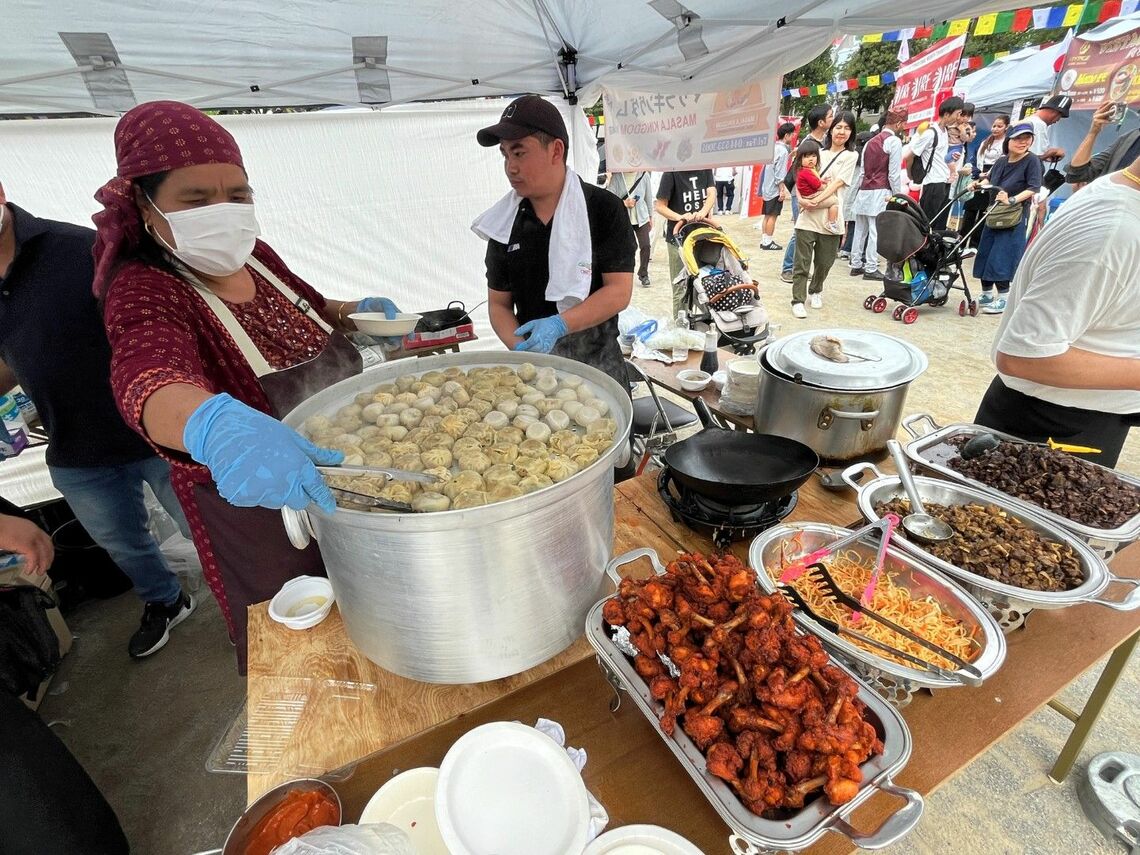 ネパールの国民食である水餃子モモ（左）はとくに人気だった