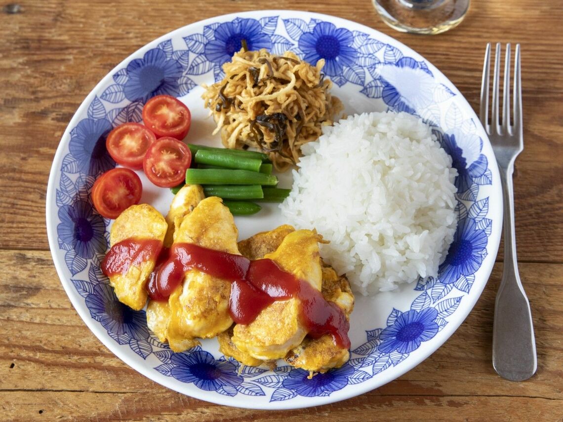 「鶏ささみのピカタ」（写真左下）と「切干のはりはり風」（写真上）のレシピを紹介します（写真：『あすけん公式 結局、これしか作らない！短いレシピ』より）