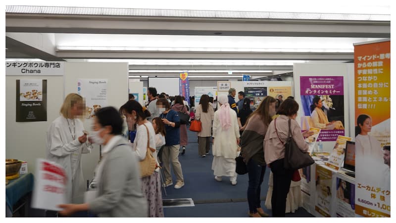 2023年4月に大阪で開催されたイベント「癒しフェア」は7日間で7000人以上が来場。癒し・スピリチュアル関連の商品販売やセミナー、講演会は大盛況だった(写真:編集部撮影)