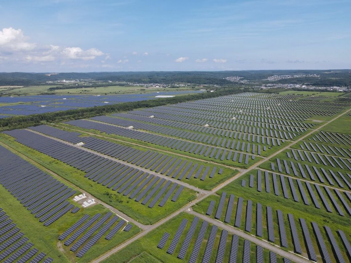 釧路湿原（釧路町）に広がるソーラーパネル（写真：釧路自然保護協会提供）