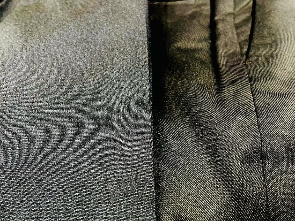 100％ポリエステルの生地（左）ウール70％・ポリエステル30％の生地（写真：筆者撮影）