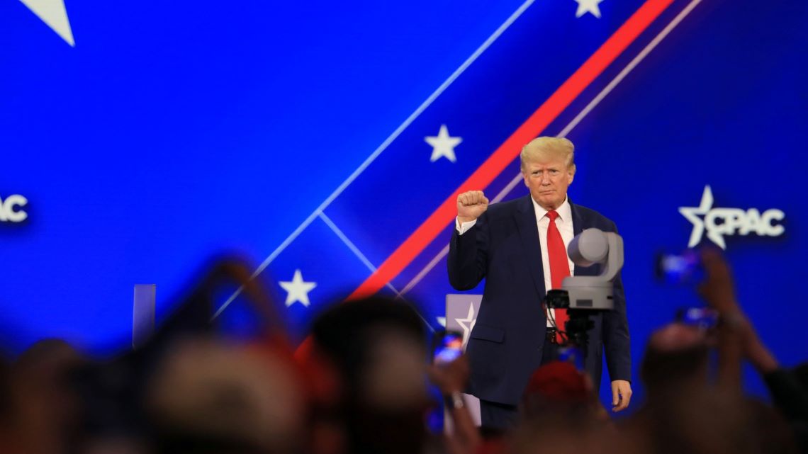 バイデン政権は、やっかいな「この人の熱烈な支持者たち」を起こしてしまったかもしれない（写真：ブルームバーグ）