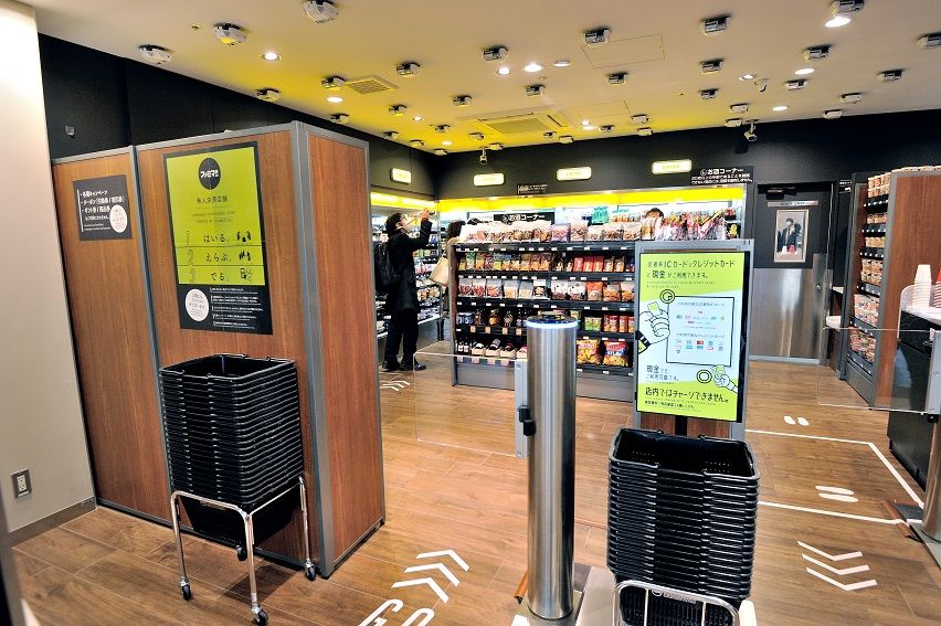 東京駅近くのファミマの無人決済店舗。天井にある多くのセンサーが自動判別するため会計時の商品スキャンは不要（写真：梅谷秀司）