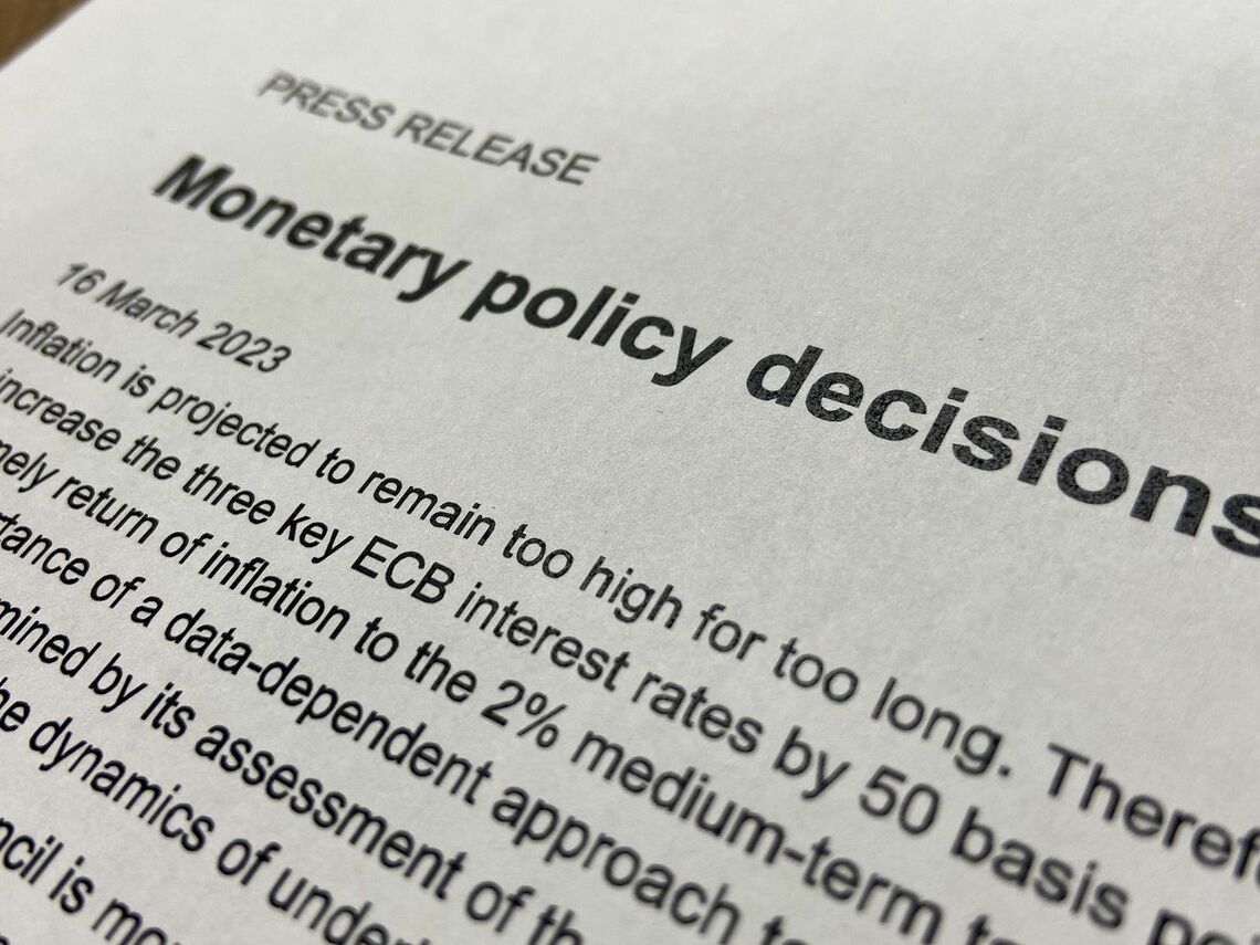 3月16日に公表されたECBの声明文「Inflation is projected to remain too high for too long」と冒頭に記されている（編集部撮影）