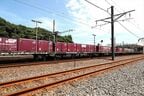 JRの電気機関車に牽（ひ）かれて動き出す貨物列車