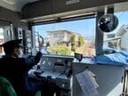 関係者らを乗せて快走する20100形の運転台風景