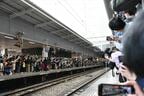 博多駅で待ち構えるファンたち