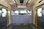 乗務員扉との仕切りは首都圏の車両に比べて窓が大きい