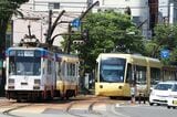 えちぜん鉄道からの乗り入れ車両は超低床車の「キーボ」（右）。770形と並んだところ（撮影：南正時）