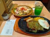 ランチタイム。サイゼリヤうめぇ（著者撮影）