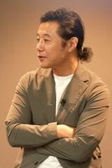 入山章栄早稲田大学ビジネススクール教授三菱総合研究所で主に自動車メーカーや国内外政府機関へのコンサルティング業務に従事した後、2008年にピッツバーグ大学経営大学院よりPh.D.を取得。ニューヨーク州立大学バッファロー校ビジネススクールのアシスタントプロフェッサーを経て、2019年より現職。専門は経営戦略論、国際経営論。著書に『世界標準の経営理論』などがある。（画像：YouTube『新規事業・人』より）