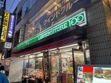 店頭には野菜も並んでおり、ミニスーパーとしてのたたずまい（筆者撮影）