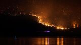 ブリティッシュコロンビア州ウエストケロウナのマクドガル・クリークで発生した山火事は、瞬く間に広がり、湖沿いの住宅を焼き払った（写真：Darryl Dyck／CP／ABACAPRESS.COM／時事通信）