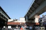 亀戸駅で並ぶ総武線（左）と越中島支線（右）の高架線路（筆者撮影）